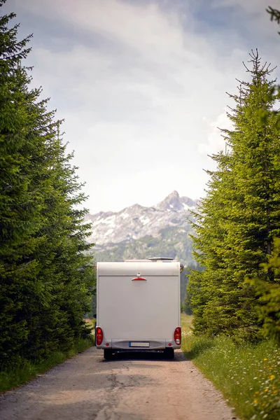 Husbil Vägen Skogen Sommarsemester Naturen Vanliv Resor Livsstil Semesterkoncept — Stockfoto