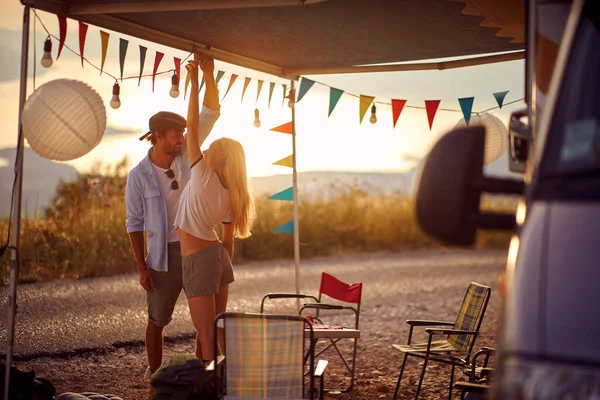 Jeune Couple Préparant Fête Voiture Plein Air Dans Camping — Photo