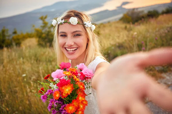 Krásná Šťastná Žena Svatební Šaty Přírodě — Stock fotografie