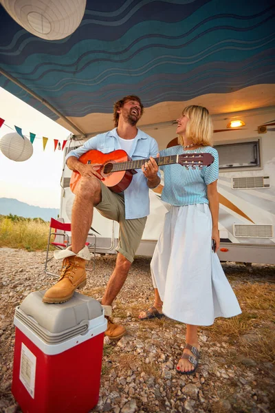 Pria Berdiri Dan Bermain Gitar Dengan Wanita Sampingnya Bernyanyi Dan — Stok Foto