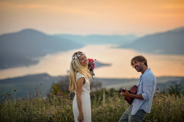 Young Groom Playing Guitar His Bride Beautiful Sunset Nature Relationship — Stock Photo, Image