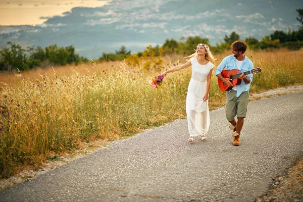 Joven Novio Está Tocando Guitarra Para Novia Mientras Caminan Por —  Fotos de Stock