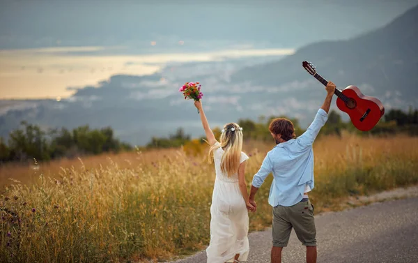 Junges Reizendes Paar Genießt Gemeinsam Hochzeit Der Natur — Stockfoto