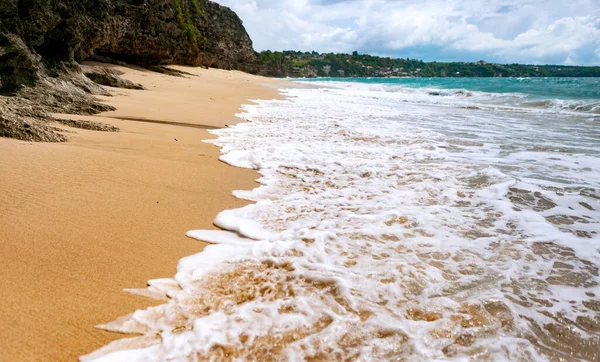 Tropischer Strand Mit Schaumwelle — Stockfoto