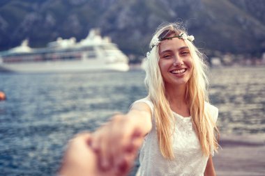 Beyaz elbiseli mutlu bir çift erkeğinin elini tutuyor.