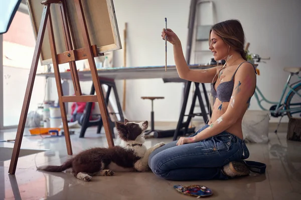 Sütyen Giyen Seksi Çekici Genç Bir Kadın Sanatçı Köpeğiyle Yerde — Stok fotoğraf