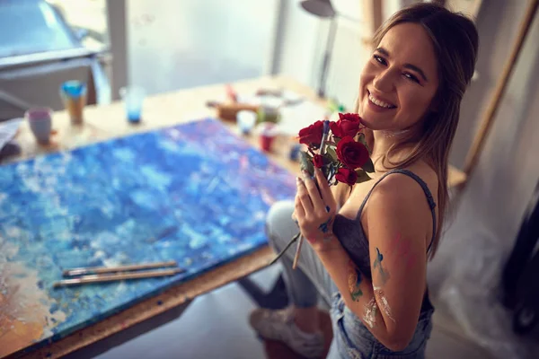 Genç Seksi Çekici Bir Kadın Sanatçı Stüdyosunda Rahat Bir Atmosferde — Stok fotoğraf