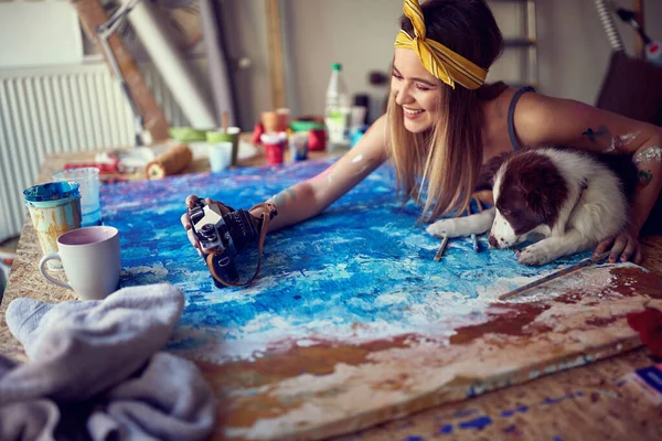 Νεαρή Χαριτωμένη Γυναίκα Καλλιτέχνης Παίζει Σκυλί Της Στο Στούντιο — Φωτογραφία Αρχείου