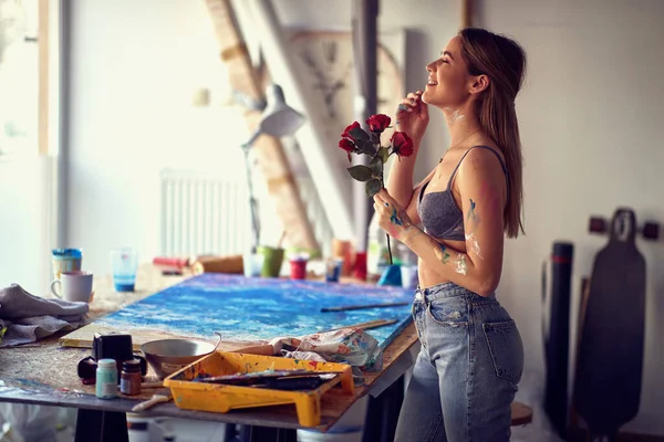 Düşünceli Seksi Çekici Bir Kadın Sanatçı Stüdyosundaki Rahat Bir Atmosferde — Stok fotoğraf