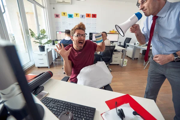 Caucasien Mâle Être Mobbed Par Son Patron Dans Bureau — Photo