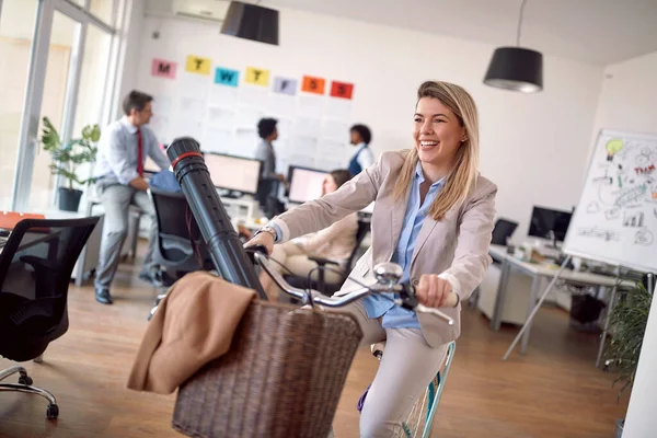 Eine Junge Mitarbeiterin Genießt Einer Pause Büro Entspannter Atmosphäre Fahrrad — Stockfoto