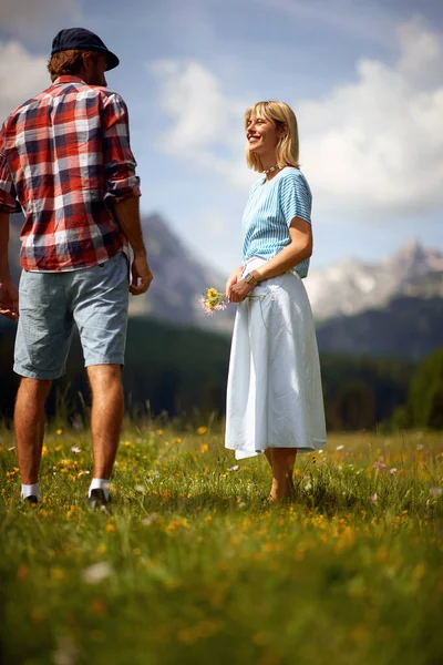 Glückliches Junges Verliebtes Paar Sommerurlaub Berg — Stockfoto