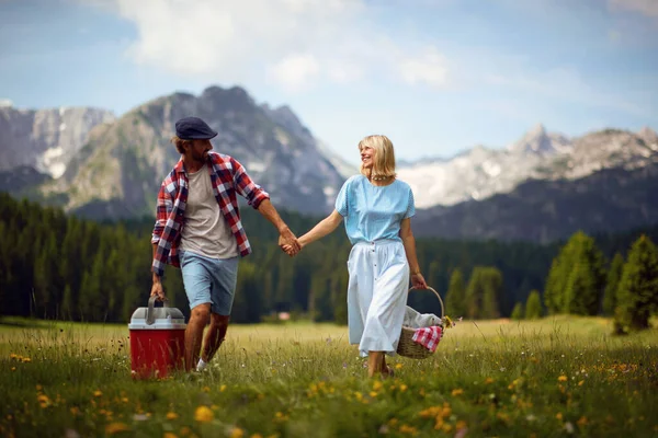 Hombre Mujer Disfrutando Picnic Naturaleza Joven Pareja Sonriente Alegre Enamorada —  Fotos de Stock