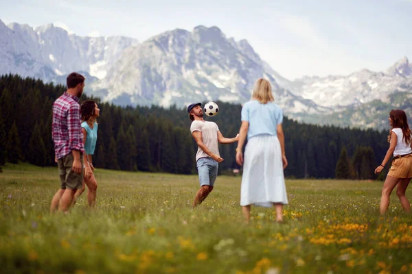 Glückliche Junge Leute Aktion Mit Fußball Lustiges Spiel — Stockfoto