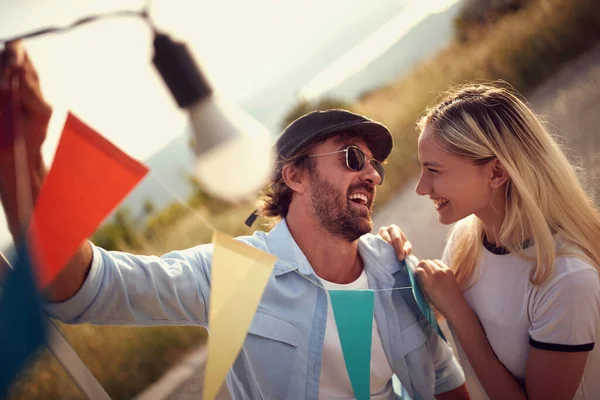 Sonriente Pareja Poniendo Decoración Caravana Decoración Para Fiesta Diversión Unión —  Fotos de Stock