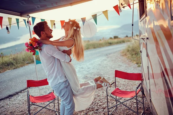 Gün Batımında Sevgili Bir Çift Güzel Genç Bir Çift Düğünü — Stok fotoğraf