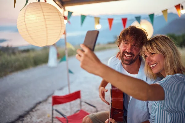 Lächelndes Paar Hat Spaß Freien Fröhlich Mann Und Frau Machen — Stockfoto