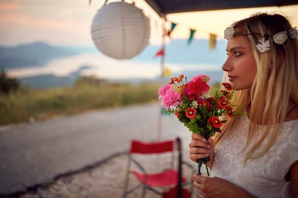 Mooie Romantische Vrouw Trouwjurk Bij Zonsondergang — Stockfoto