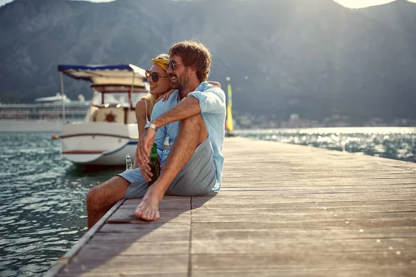 Romantik Gülümseyen Çift Dağ Manzarası Seyrediyor Doğanın Tadını Çıkarıyor Bira — Stok fotoğraf