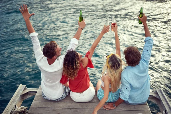 Amigos Sonrientes Disfrutando Naturaleza Bebiendo Cerveza —  Fotos de Stock
