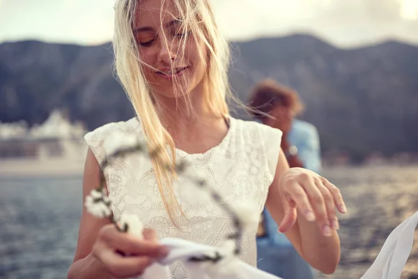 Hermosa Mujer Sonriente Vestido Blanco Disfruta Aire Libre —  Fotos de Stock