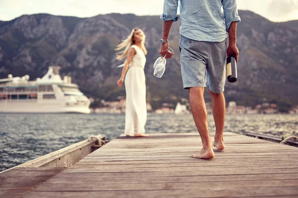 Romantik bir çift. Elinde kadeh ve şarap tutan romantik bir genç adam.