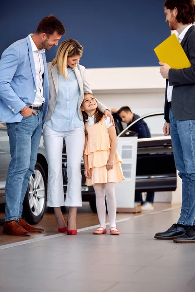 Araba Satış Salonundaki Aile Satıcıyla Birlikte New Yakınlarında Duruyor — Stok fotoğraf