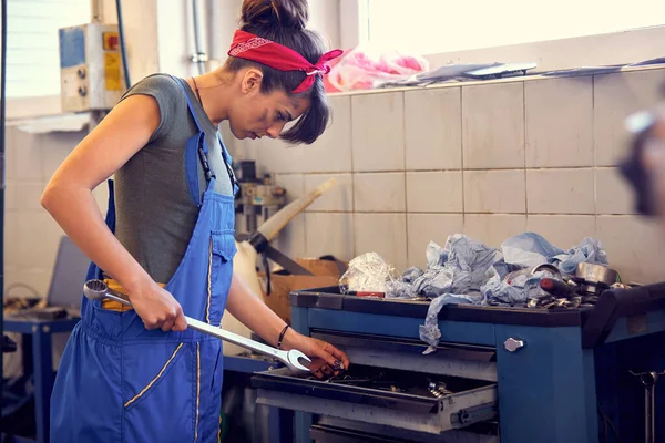 Pekerja Perempuan Berseragam Bengkel Mobil Bekerja — Stok Foto
