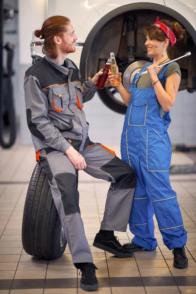 Lavoratrici Lavoratrici Del Garage Automobili Che Hanno Brea — Foto Stock