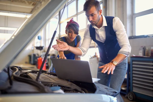 Lavoratori Sesso Maschile Femminile Rilevano Problemi Con Auto Auto Servic — Foto Stock