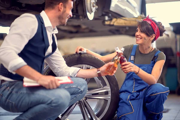 Felice Maschio Femmina Servizio Auto Bere Juic — Foto Stock