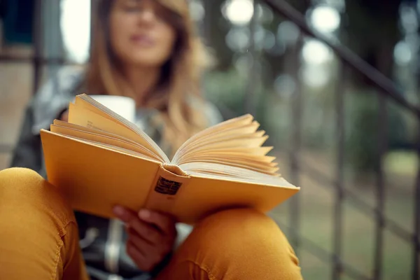 美しい日にポーチで本を読んでいる少女のクローズアップ — ストック写真