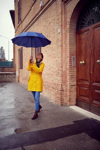 Young Woman Blue Umbrella City Walk Cheerful Manner Rainy Day — Stock Photo, Image
