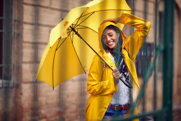 Ung Leende Kvinna Med Gult Paraply Stående Utomhus — Stockfoto