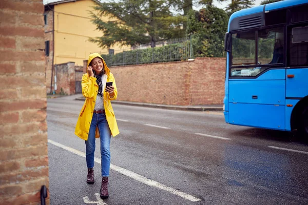 Gelukkig Meisje Gele Jas Wandelen Genieten Regenachtige Dag — Stockfoto