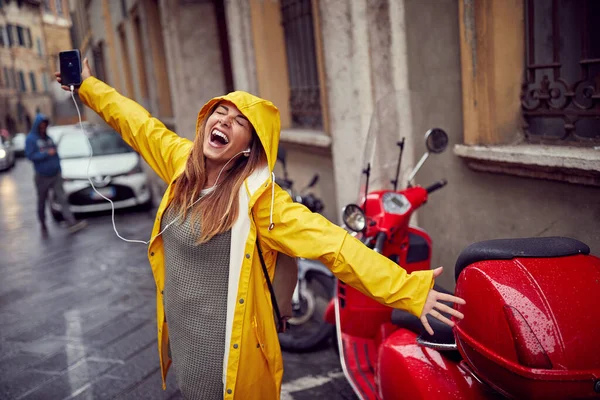 Une Jeune Femme Imperméable Jaune Est Excitée Marchant Dans Ville — Photo