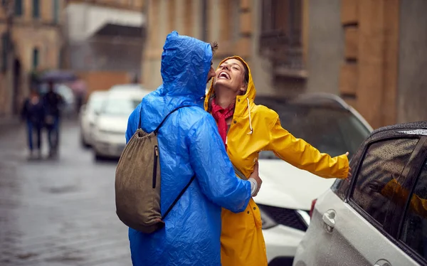 Young Couple Love Enjoying Rain While Walking City Relaxed Manner — Stock Photo, Image