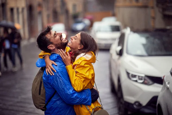 Birbirine Aşık Genç Bir Çift Bulutlu Bir Günde Sokakta Sarılıyor — Stok fotoğraf