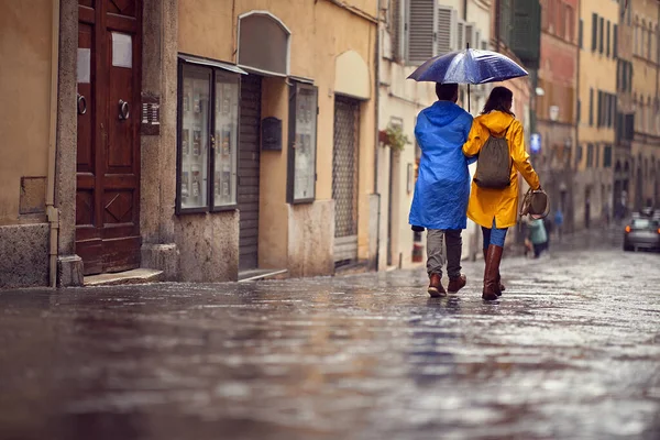 Bakåt Bild Par Regnig Dag När Går Gatan — Stockfoto