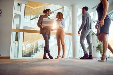 İş yerindeki hoş atmosferdeki genç iş arkadaşları koridordan geçiyorlar. İş, insanlar, şirket.