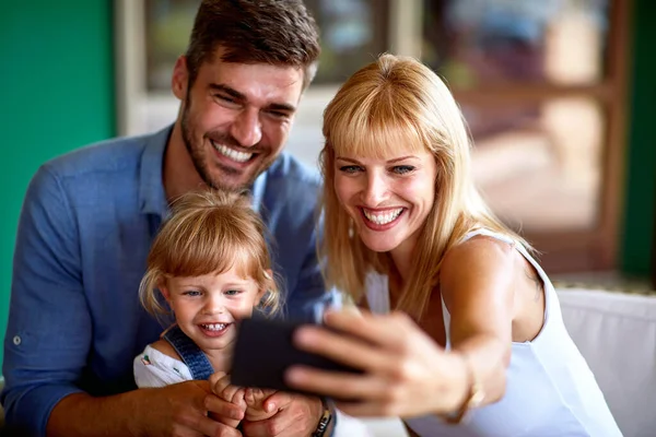 Mãe Feliz Fazendo Selfie Com Filha Marido — Fotografia de Stock