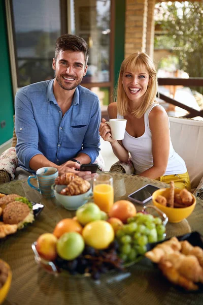 Donna Allegra Che Colazione Con Maschio Sulla Terrazza — Foto Stock