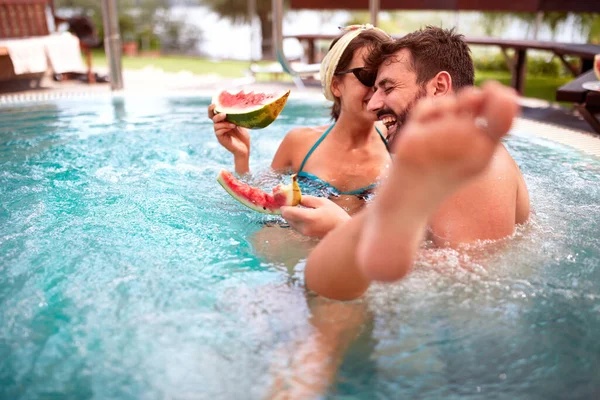 Glückliches Paar Schwimmbad Genießen — Stockfoto