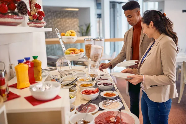 Zwei Arbeitskollegen Frühstücken Gemeinsam Büro — Stockfoto