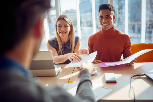 Primer Plano Los Colegas Jóvenes Una Comisión Que Tiene Una —  Fotos de Stock