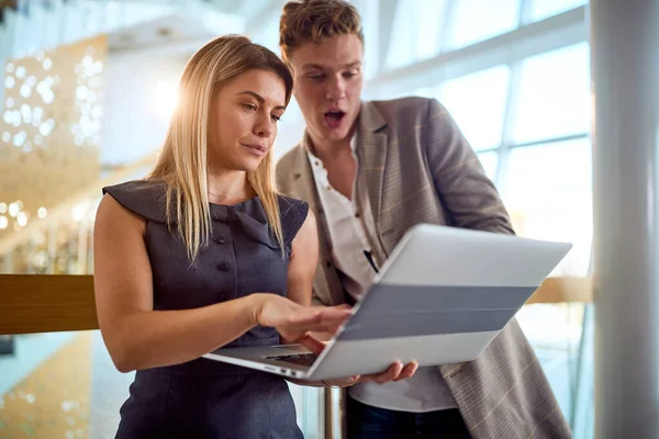 Young Businessman Amazed Laptop Content Shown His Young Female Colleague — Stock Photo, Image