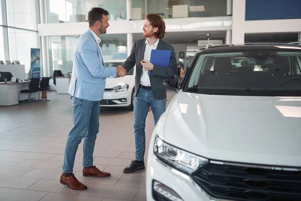 Buyer Car Sales Salon Buying New Car Shaking Hand Salesman — 스톡 사진