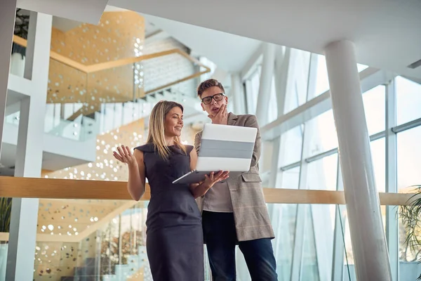 Giovane Uomo Affari Interessato Contenuti Laptop Mostratigli Dal Suo Giovane — Foto Stock