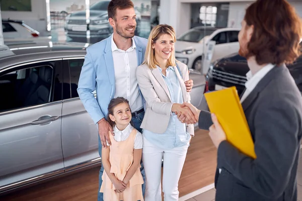 Saler Congratulates Young Family Buying New Car — ストック写真