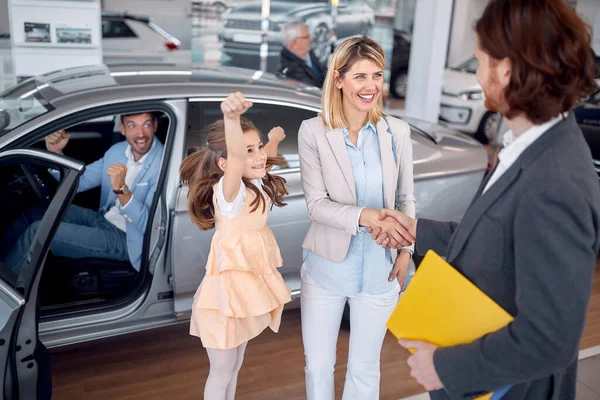 Família Feliz Salão Venda Carro Comprar Novo Automóvel — Fotografia de Stock